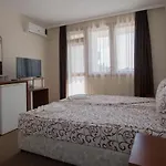 Хотел Бриз 2*