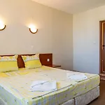 Хотел Бриз 2*